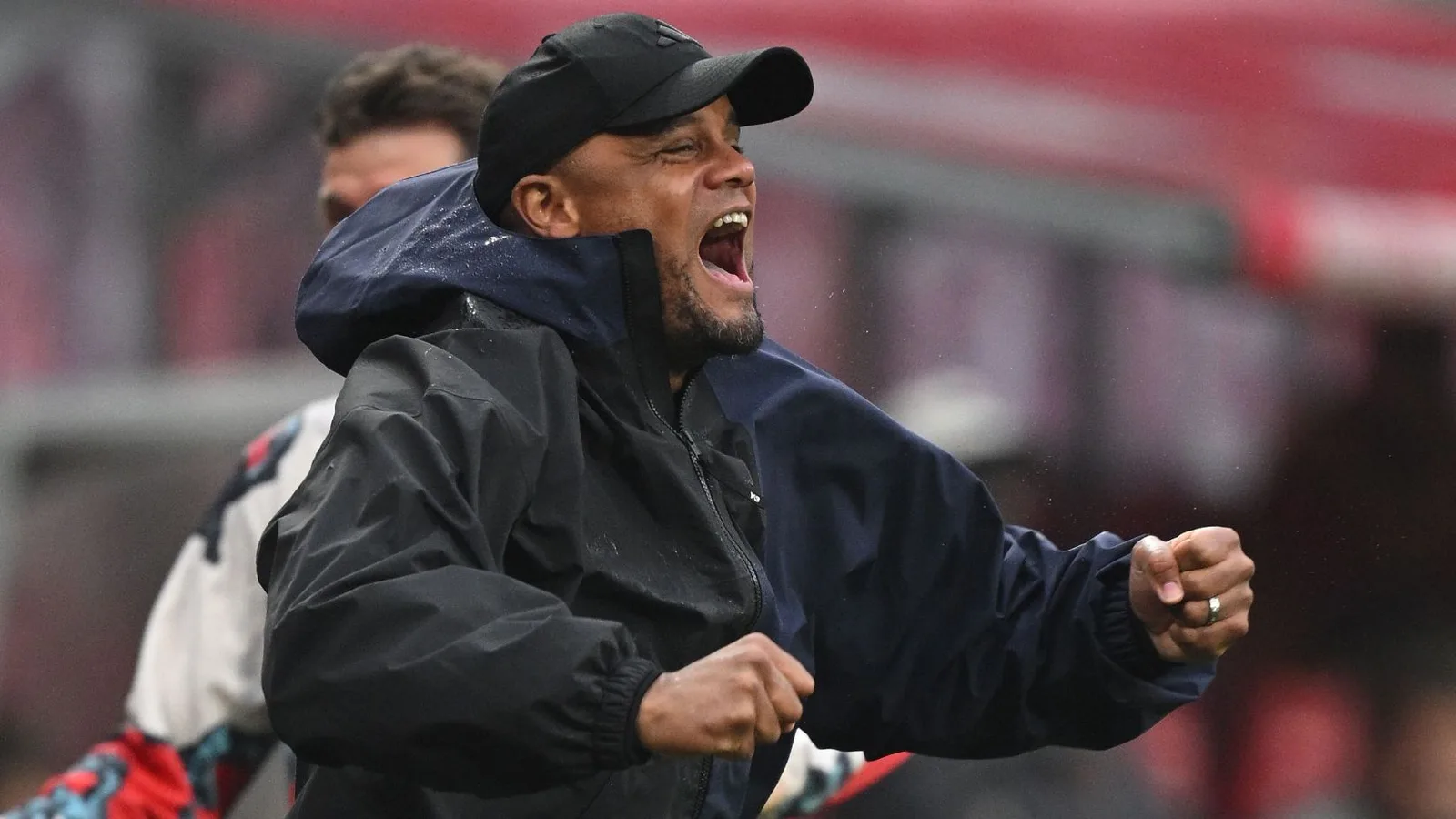 Le patron du Bayern Munich, Vincent Kompany, se précipita dans «  Incredible Feeling  » après le succès du titre de Bundesliga et félicite «Outstanding Effort» de Harry Kane & Co