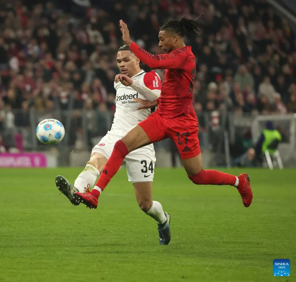 Bayern bat Francfort pour maintenir le plomb-xinhua de Bundesliga à huit points