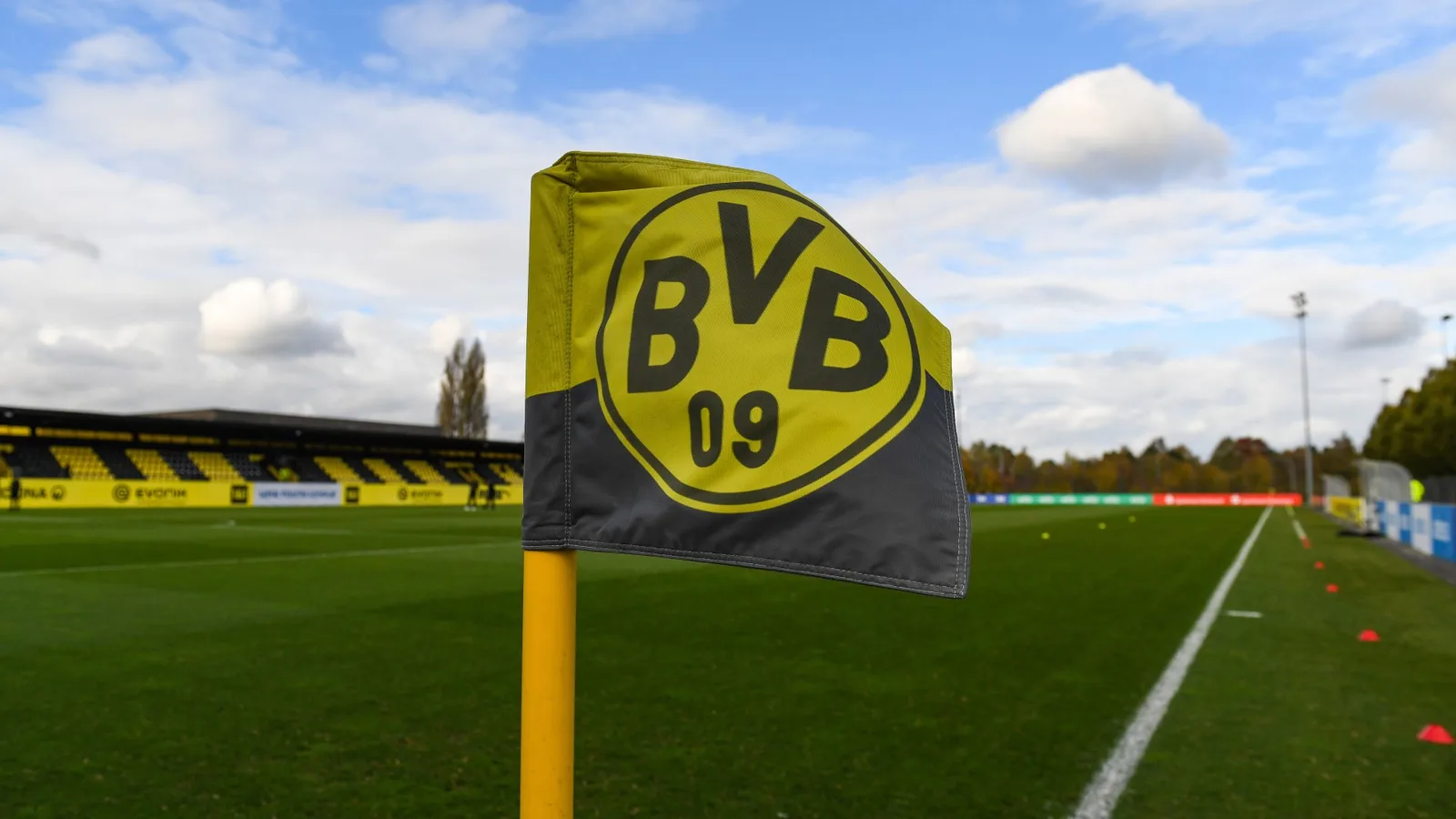 Le Borussia Dortmund dans le chaos et contraint de déménager à 140 miles après une horreur de grippe sur le terrain d’entraînement