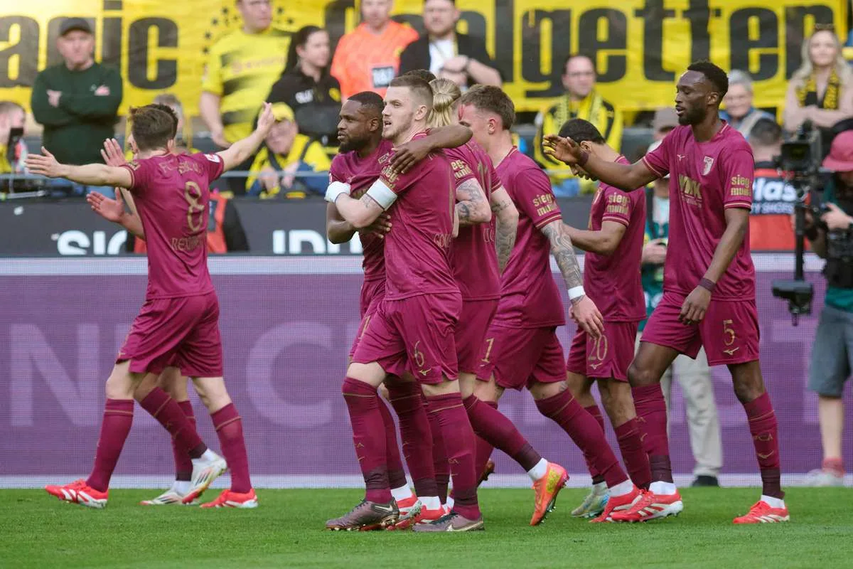 Le Borussia Dortmund’s Bundesliga Wes continue alors que Jeffrey Gouweleeuw aide Augsburg à gagner impressionnant