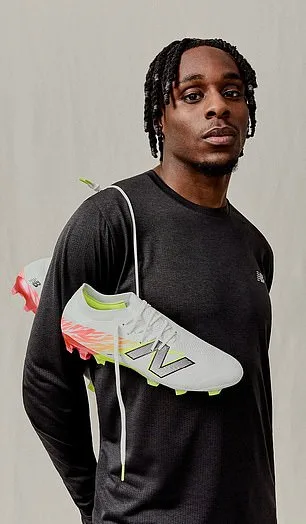 La star de Bayer Leverkusen, Jeremie Frimpong, signe un énorme accord de démarrage de 20 millions de livres sterling avec New Balance après ses affichages impressionnants pour l’équipe de Xabi Alonso