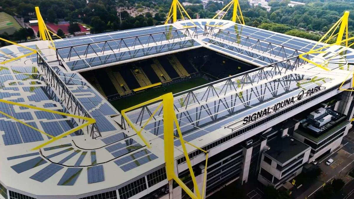 Le Borussia Dortmund installera le plus grand système solaire photovoltaïque au monde au plafond du stade Signal Iduna Park avec 11 000 panneaux et une capacité de 4,2 MW