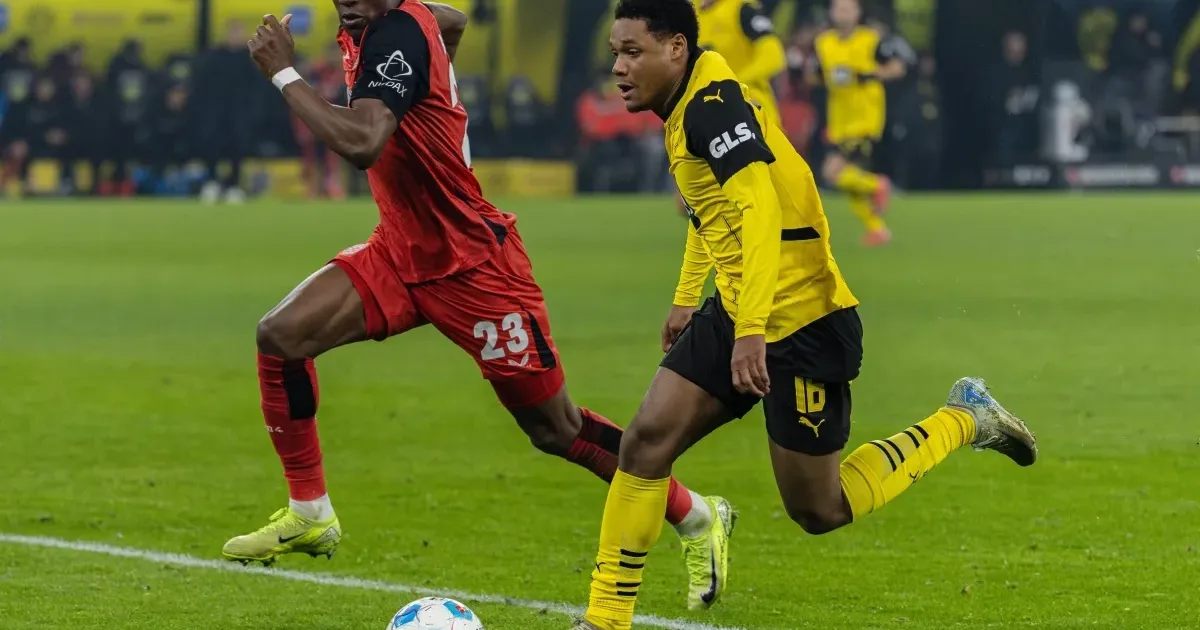 La toute première titularisation de Julien Duranville en Bundesliga…est à oublier au plus vite – Tout le foot