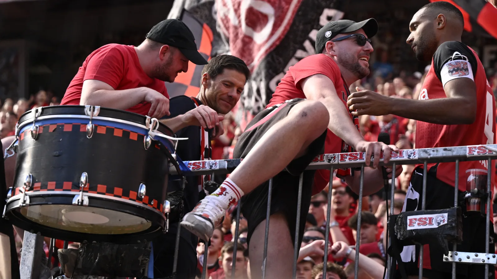 Vidéo: Xabi Alonso rejoint les fans de Bayer Leverkusen dans les stands pour au revoir émotionnel dans le jeu à domicile final après avoir confirmé la sortie – avec le Real Madrid Move Imminent