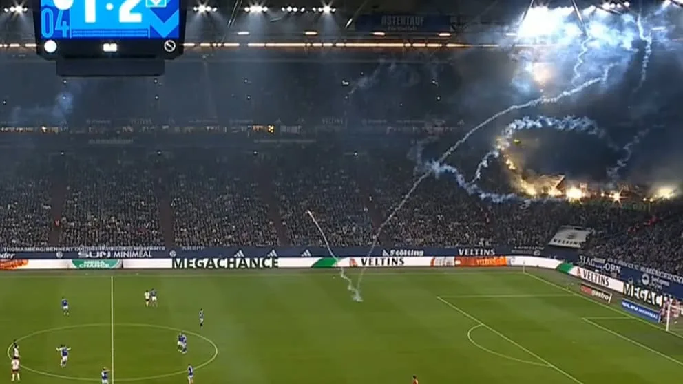 les images folles de feux d’artifices lancés sur la pelouse de Schalke-Hambourg