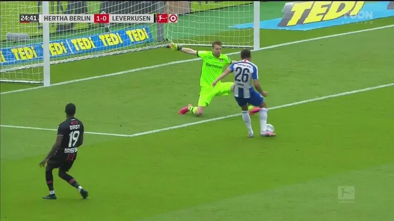 Matheus Cunha Falla en Brown Blof Brea Lukas Hradecky Al Minute 24 | Tudn Bundesliga
