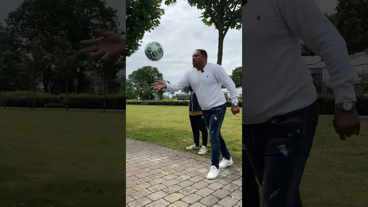 Kann ein Ex Bundesliga Stürmer einen Ball von außen ins Stadion schießen? ⚽️👀 @WerderBremen