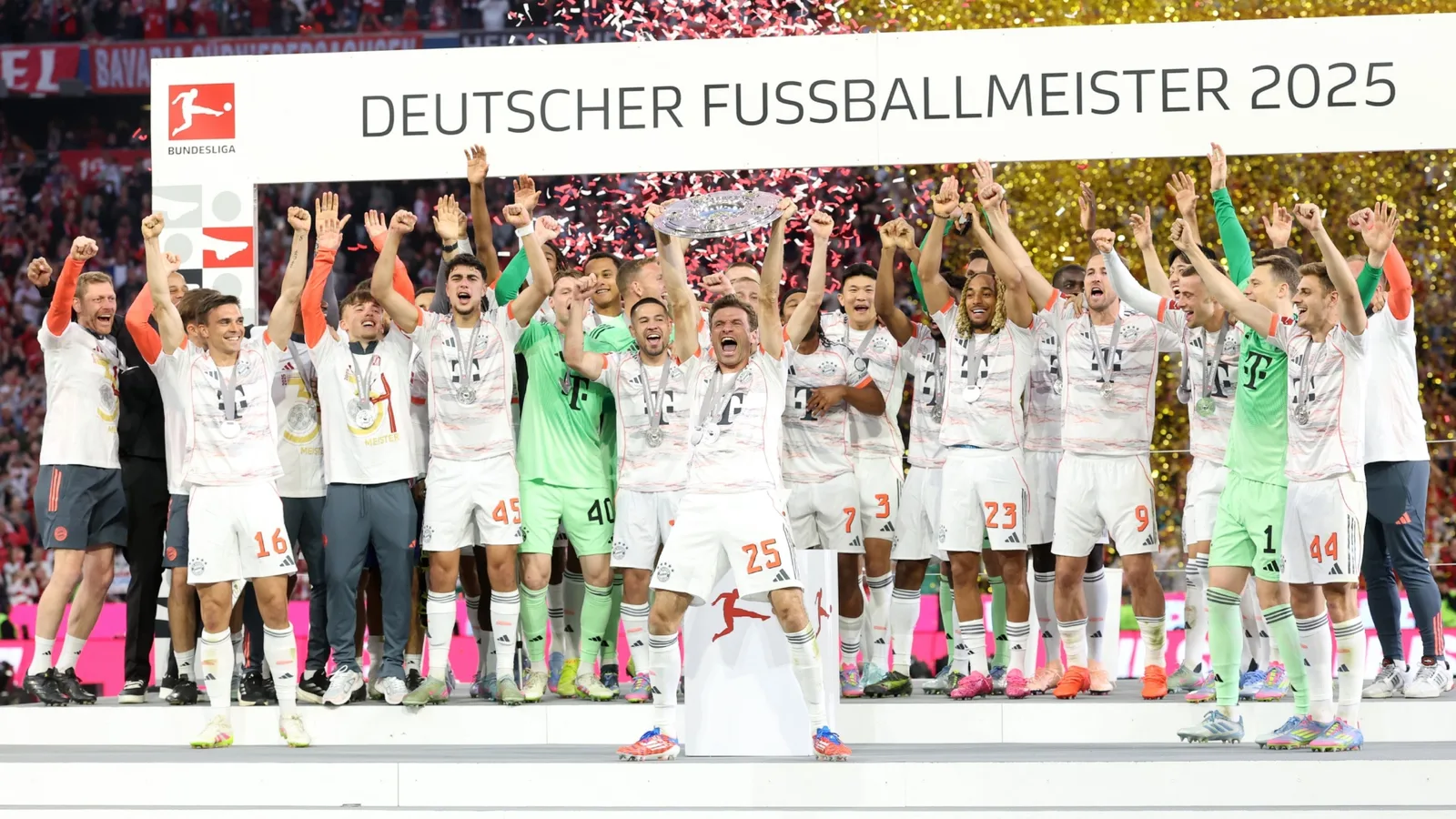 Le Bayern Munich, champion couronné pour la 34e fois dans la Bundesliga! Thomas Muller, le dernier « danse » devant les fans. Vidéo
