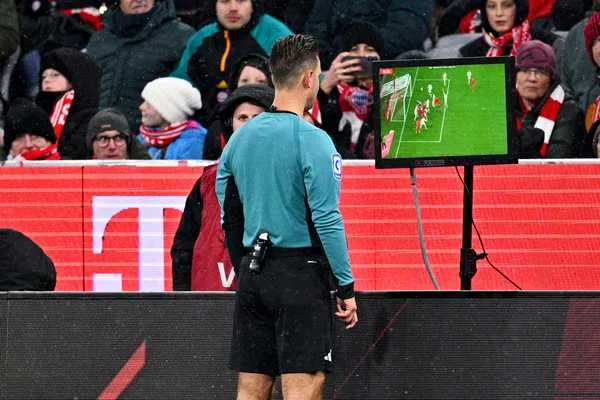 Les arbitres de Bundesliga expliqueront les décisions sur le terrain pour les fans | Football allemand