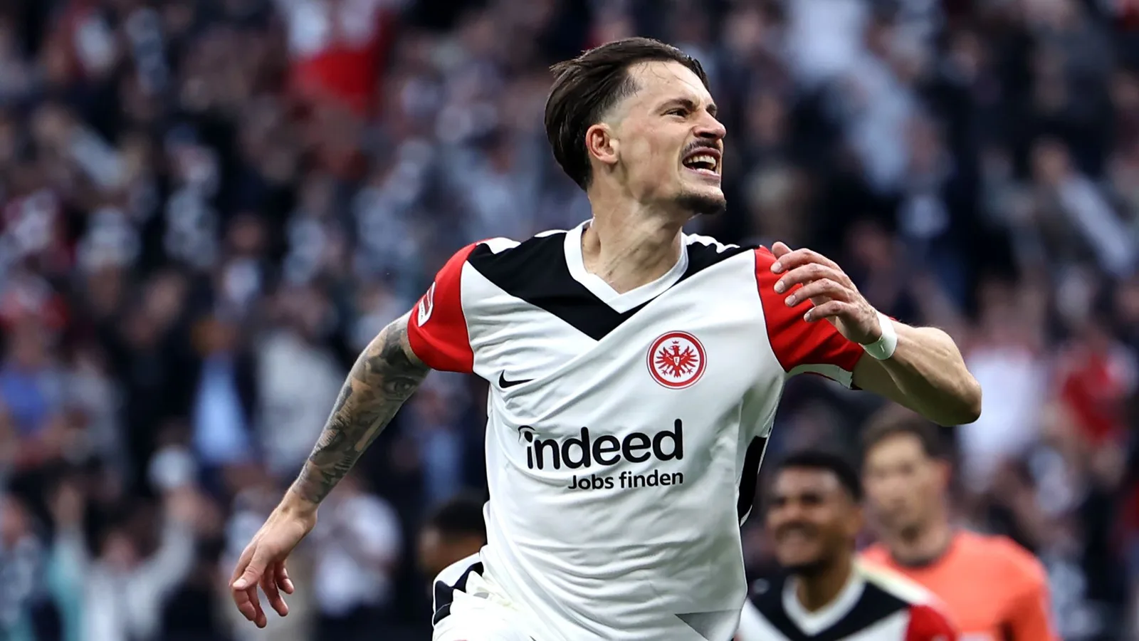 Borussia Dortmund Snubbed par le défenseur allemand Robin Koch comme Star Defender signe un nouveau contrat avec Eintracht Frankfurt