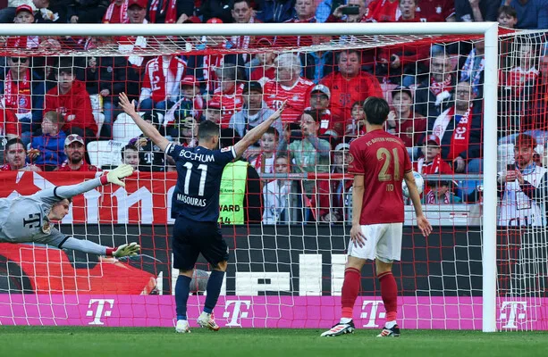 Le Bayern de 10 hommes est impunie pour la défaite du choc alors que Bayer Leverkusen se glisse également