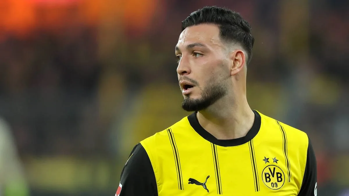 BVB Star Bensebaini a appris les matchs de football pieds nus