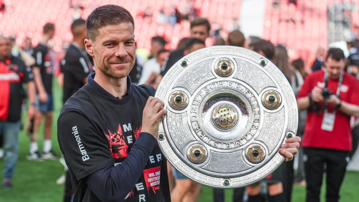Xabi Alonso a offert à l’équipe des copies du trophée du championnat