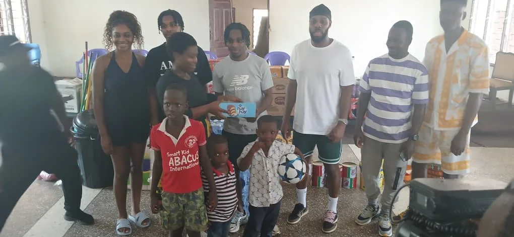 Jérémie Frimpong du Bayer Leverkusen fait un don au foyer pour enfants d’Osu au Ghana