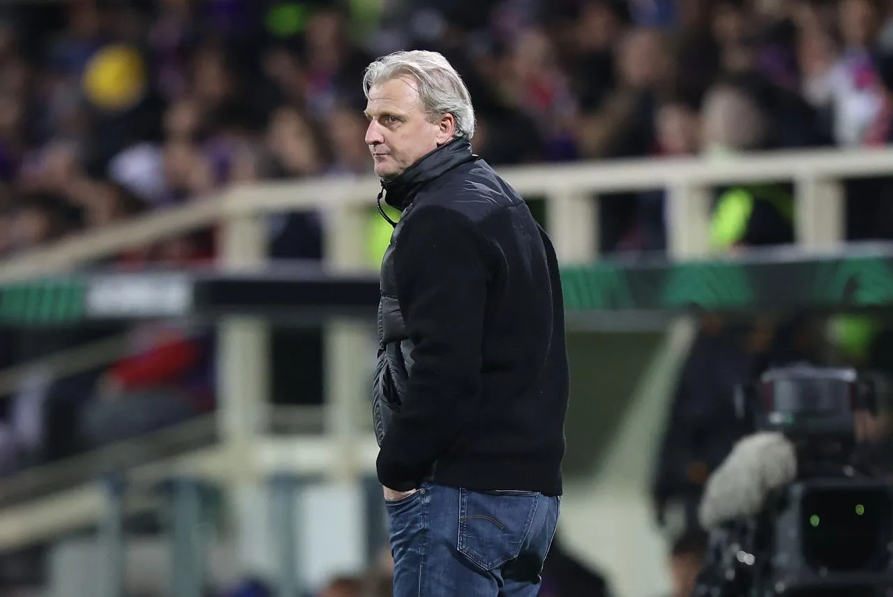 MAINS SIGNER LE Fils de l’ancien joueur de Bundesliga