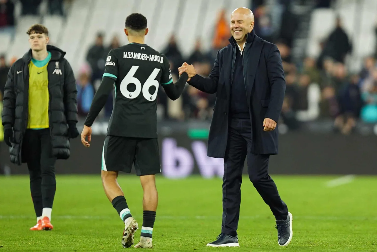 Arne Slot envisage des améliorations à l’arrière latéral avec le duo de Bundesliga sur le radar de Liverpool