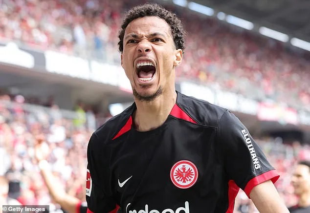 Liverpool et Chelsea  » pour lutter contre la star de Bundesliga, notée de 84 millions de livres sterling, cet été « … alors que les géants de la Premier League se renforcent dans l’attaque de la Premier League en attaque