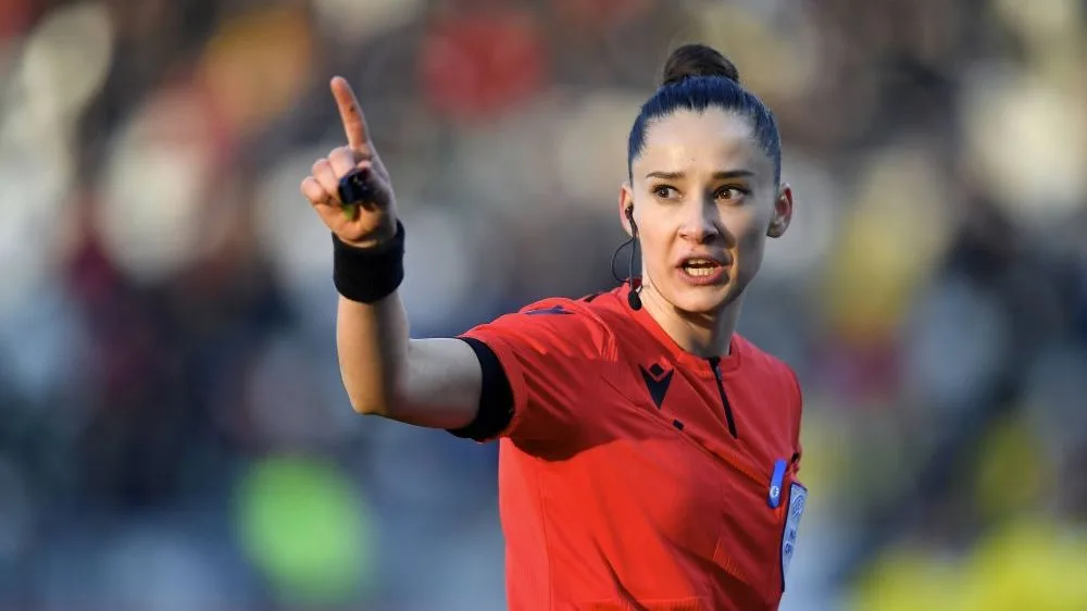 La Roumanie Iuliana DeMetrescu arbitrera le Bayern Munich dans les quarts de la Ligue des champions!