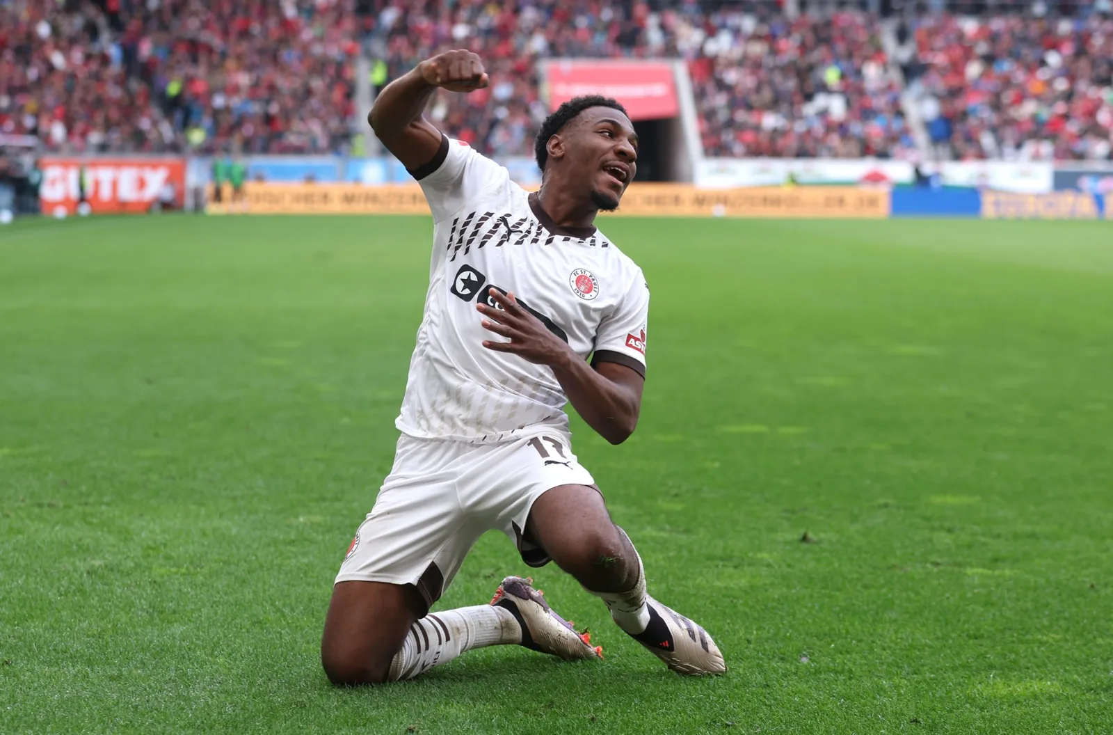 L’ancienne starlette de West Ham Dapo Afolayan aime la finale «incroyable» de Bundesliga avec une fin de rêve