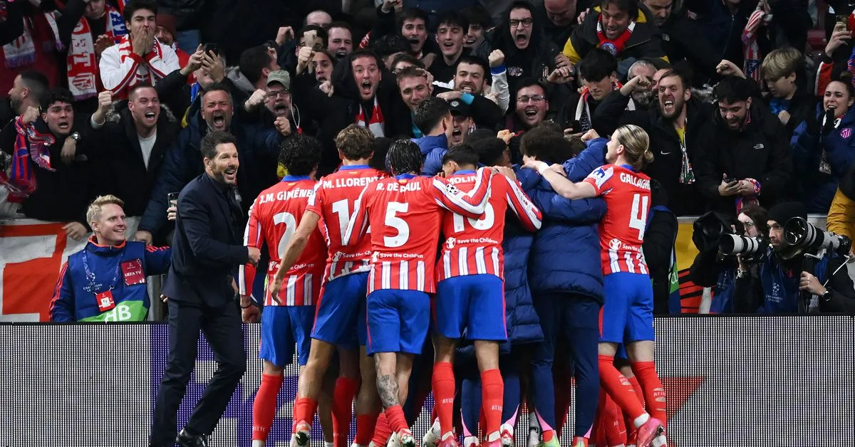 Simeone félicite Alvarez après la victoire spectaculaire de l’Atlético contre Leverkusen