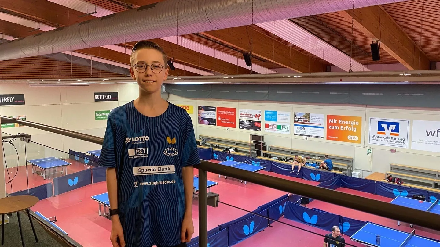 Marlon Börner, onze ans, joue dans la table de tennis de table Bundesliga