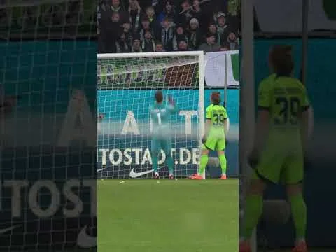 😅 Kevin #Trapp répare son but en plein match !