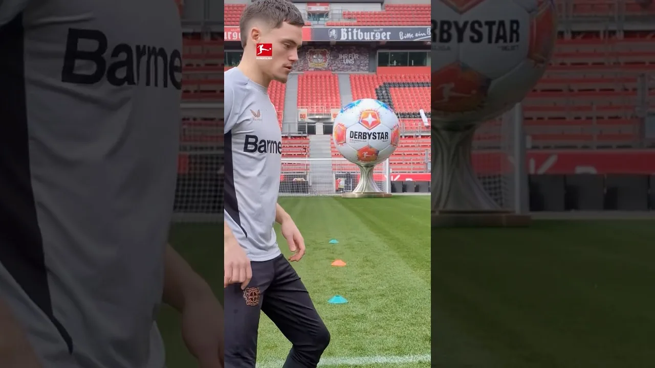 Florian Wirtz approuve la nouvelle balle Bundesliga ⚽️ ⚽️