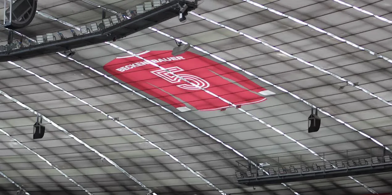 Bayern Munich, hommage à Franz Beckenbauer! Le T -Shirt « KaiserUlui », suspendu au-dessus d’Allianz Arena au match avec Leverkuse
