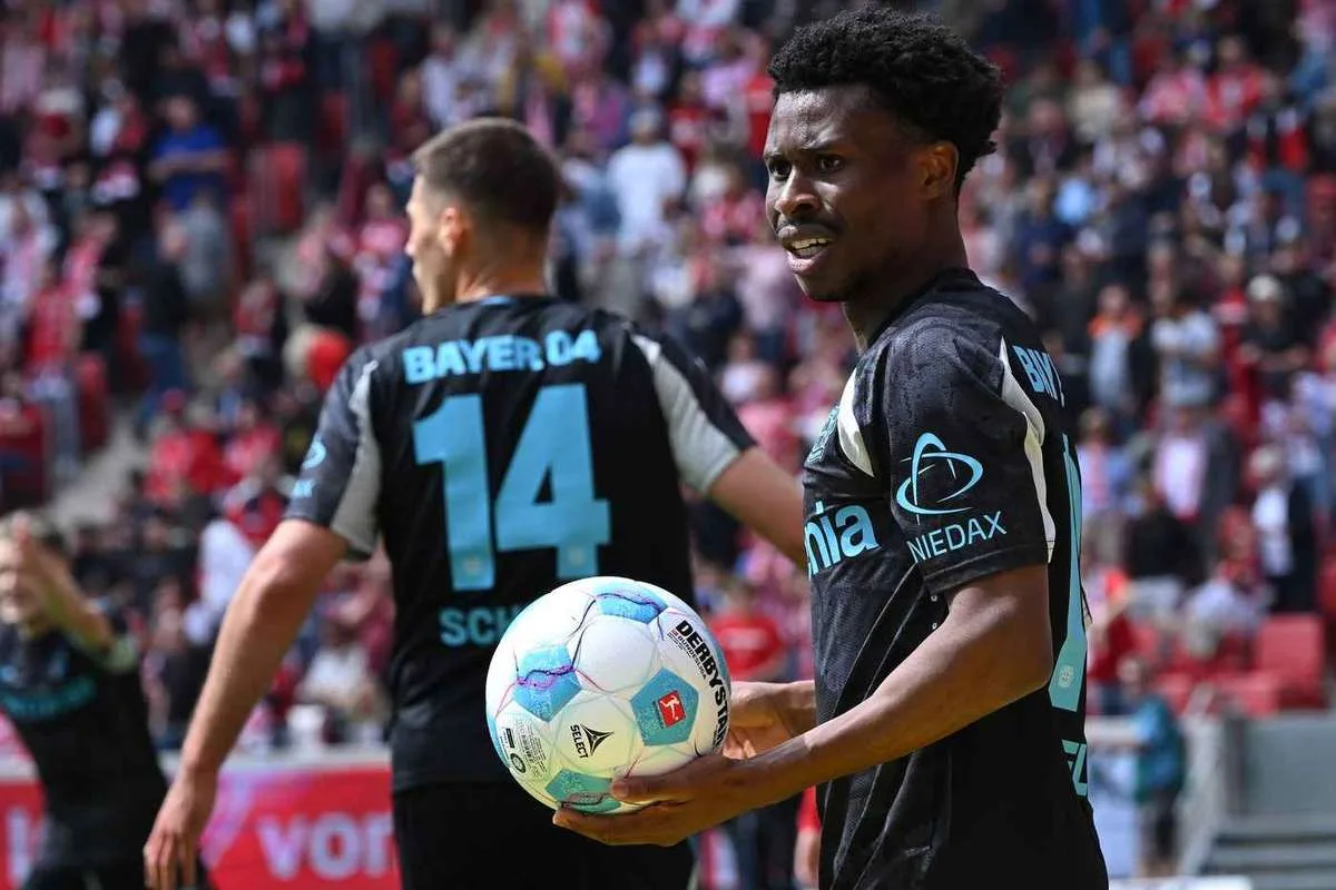 Bundesliga : Nathan Tella défend Erik ten Hag et revient sur la saison du Bayer Leverkusen