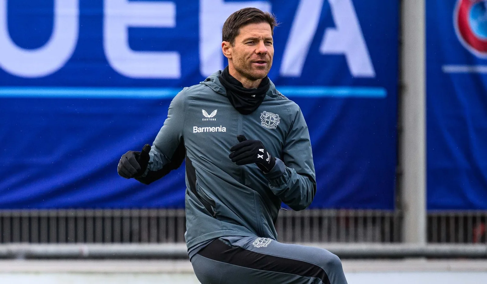 Bayer Leverkusen regardant le joueur du Bayern Munich