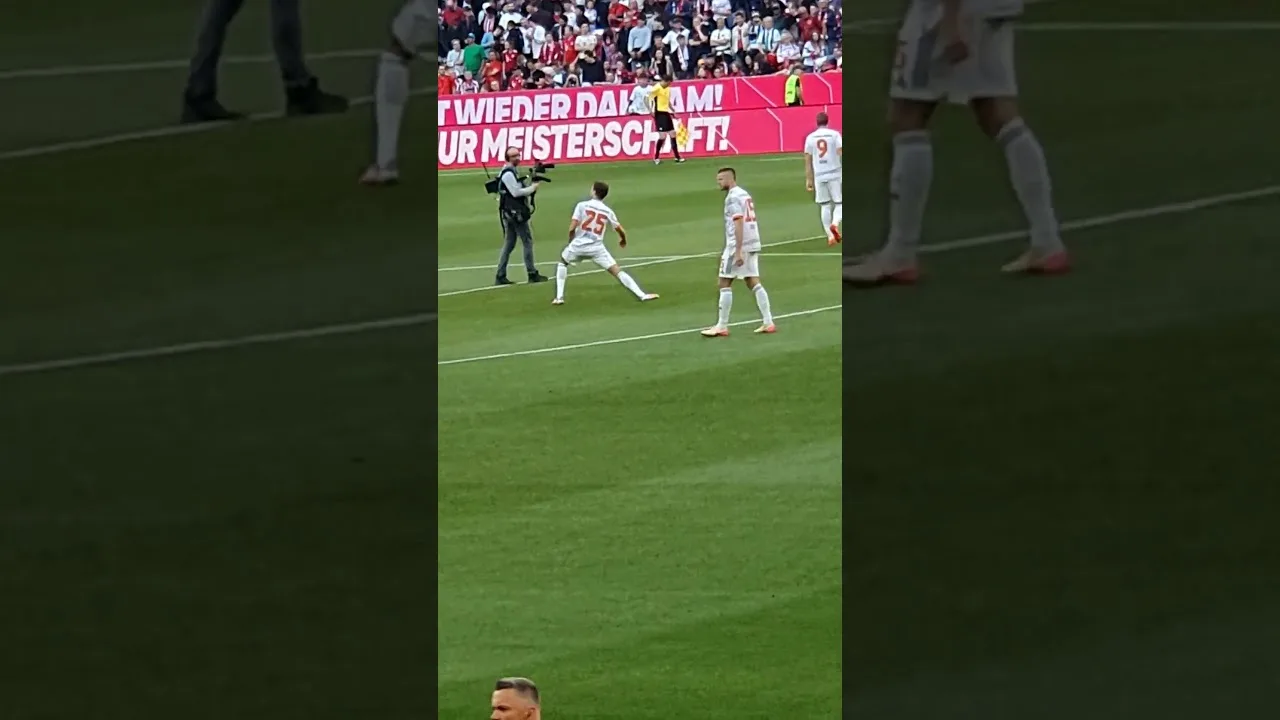Thomas Müller letzte abklatschen zuhause 😭❤🤍⚽️🥰 Allianz Arena #shorts #bundesliga #abschied