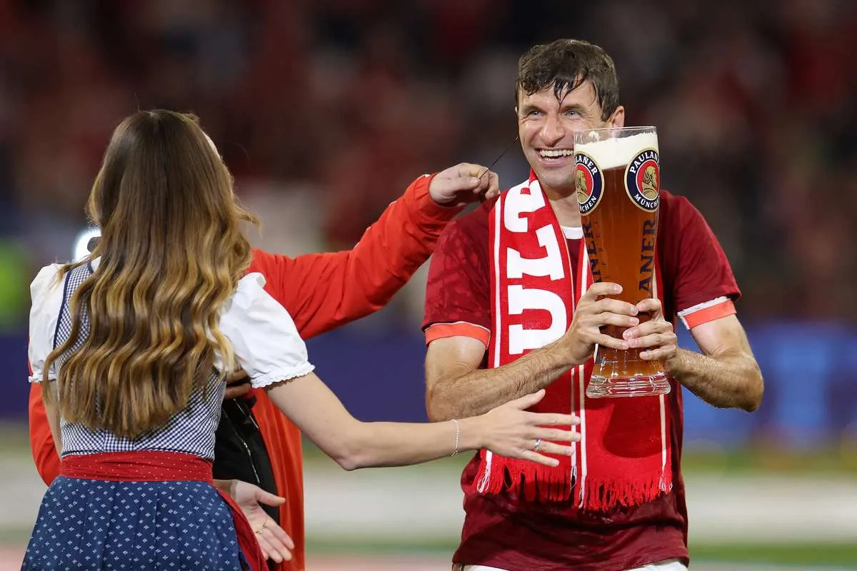 Thomas Muller a élevé le trophée au dernier match du Bayern Munich sur Allianz Arena