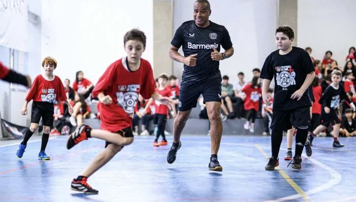 Les idoles du Bayer Leverkusen jouent au football avec des enfants – Embarquez avec le sport