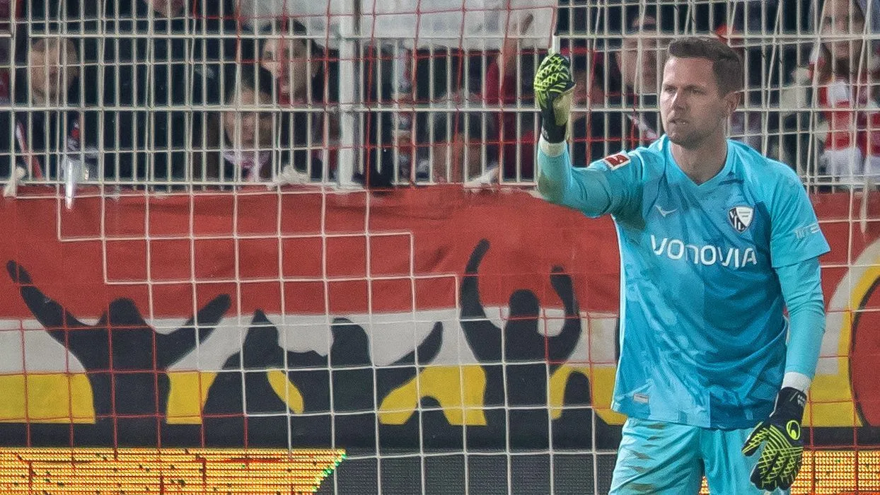 Les équipes de Bundesliga protestent après que le gardien de but ait été touché par un objet