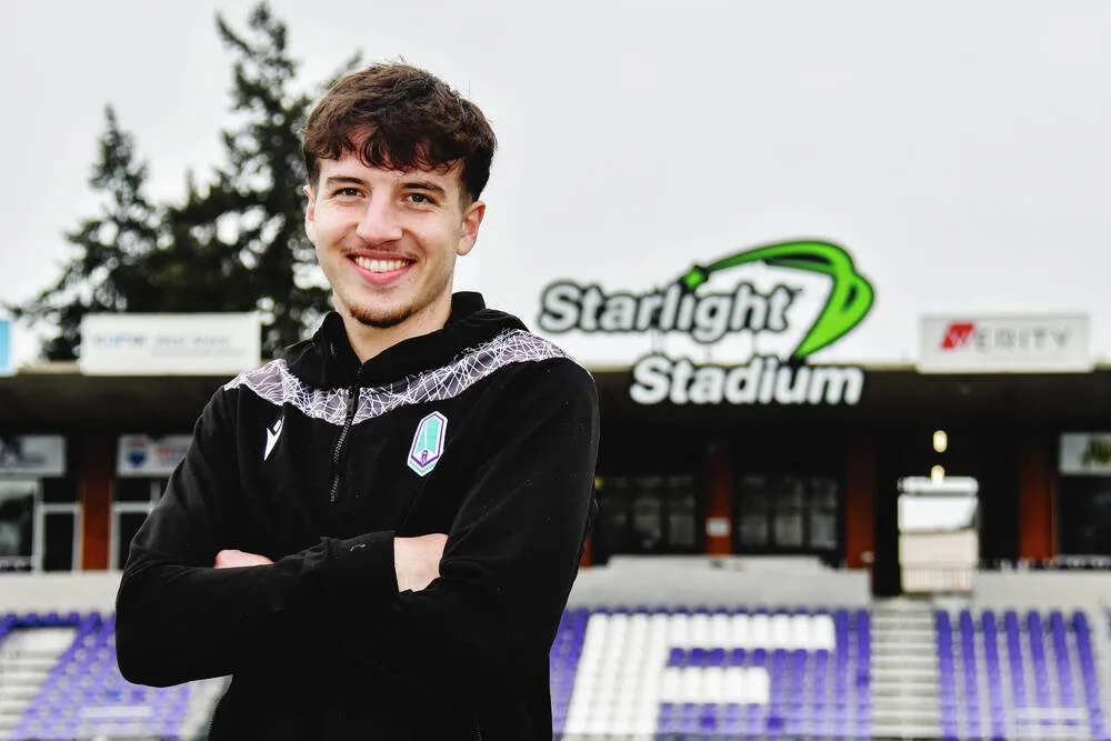 Le défenseur montant du Pacific FC Greco-Taylor dans le camp U-21 du club de Bundesliga