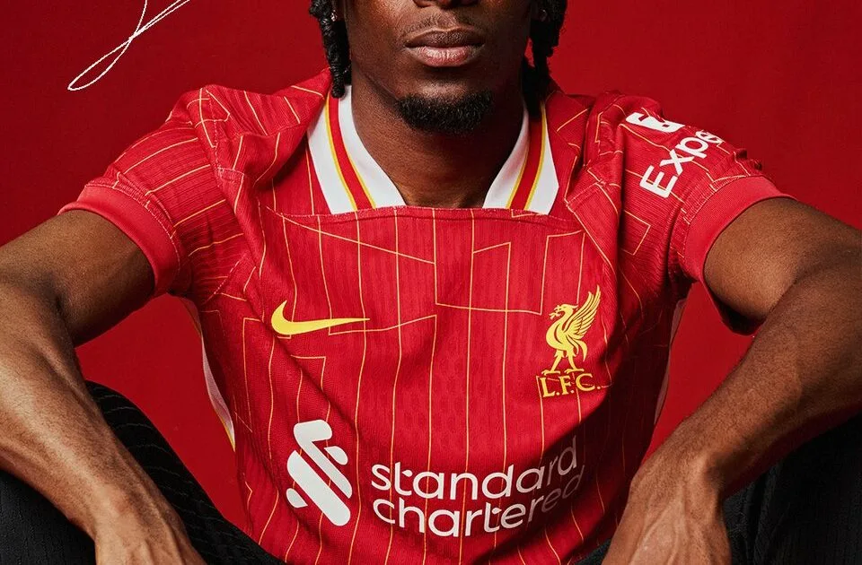 Signe de Liverpool Jeremie Frimpong de Bayer Leverkusen