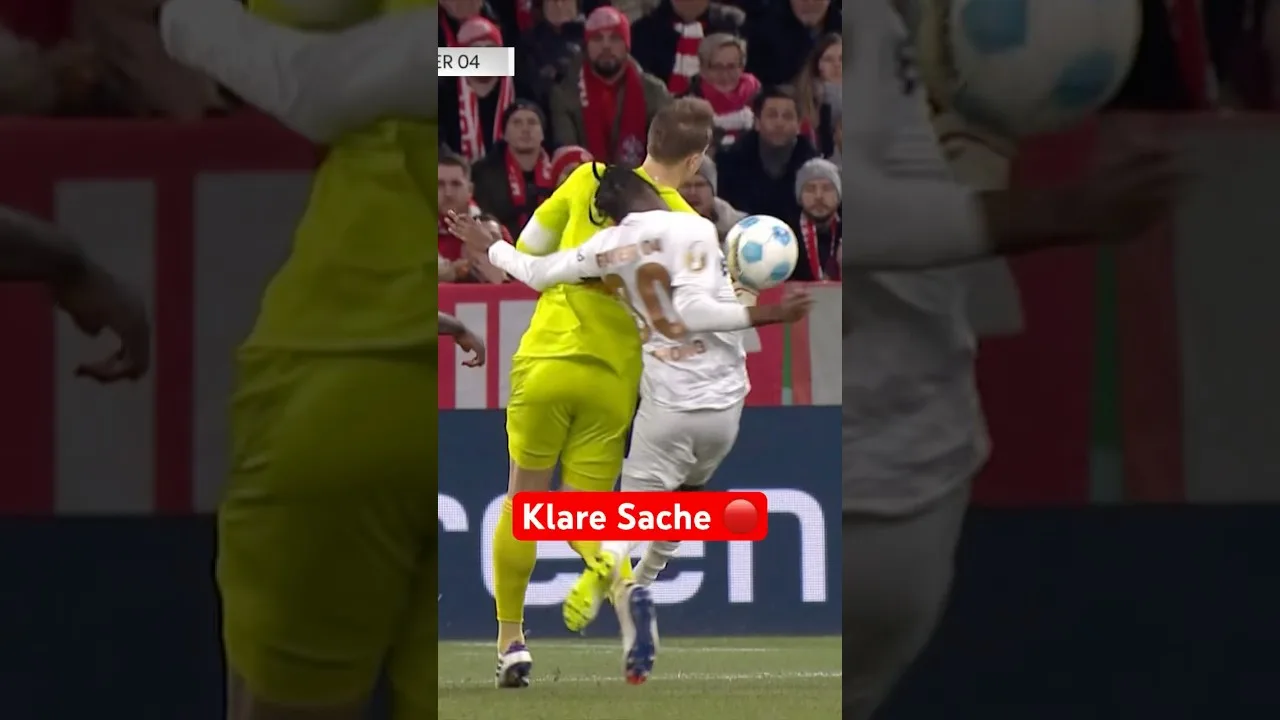 Manuel Neuer s’envole du terrain après cette vérification corporelle contre Frimpong en Coupe DFB 🥊🔴