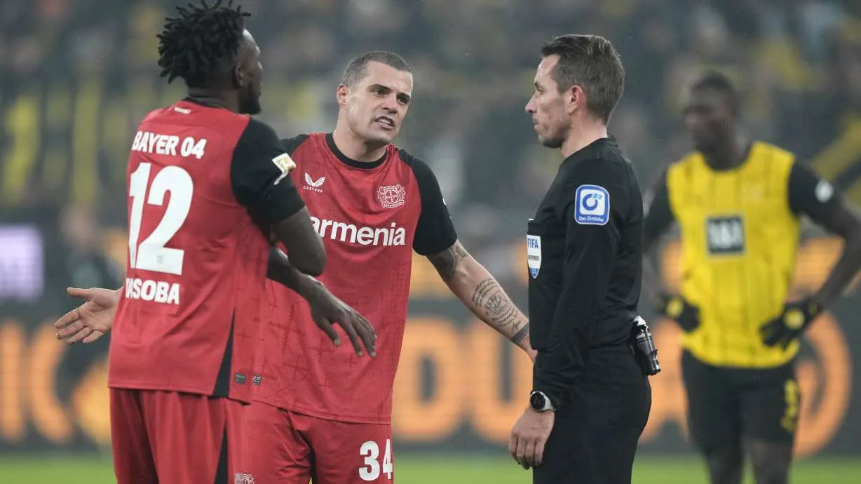 Arbitres en Bundesliga en Allemagne pour commencer les annonces dans le stade pour les appels VAR