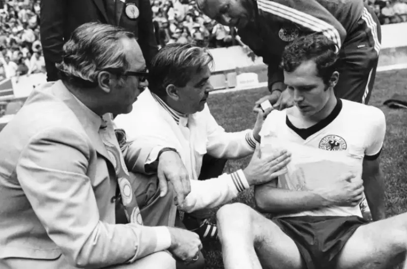 Le Bayern Munich rend hommage à Franz Beckenbauer