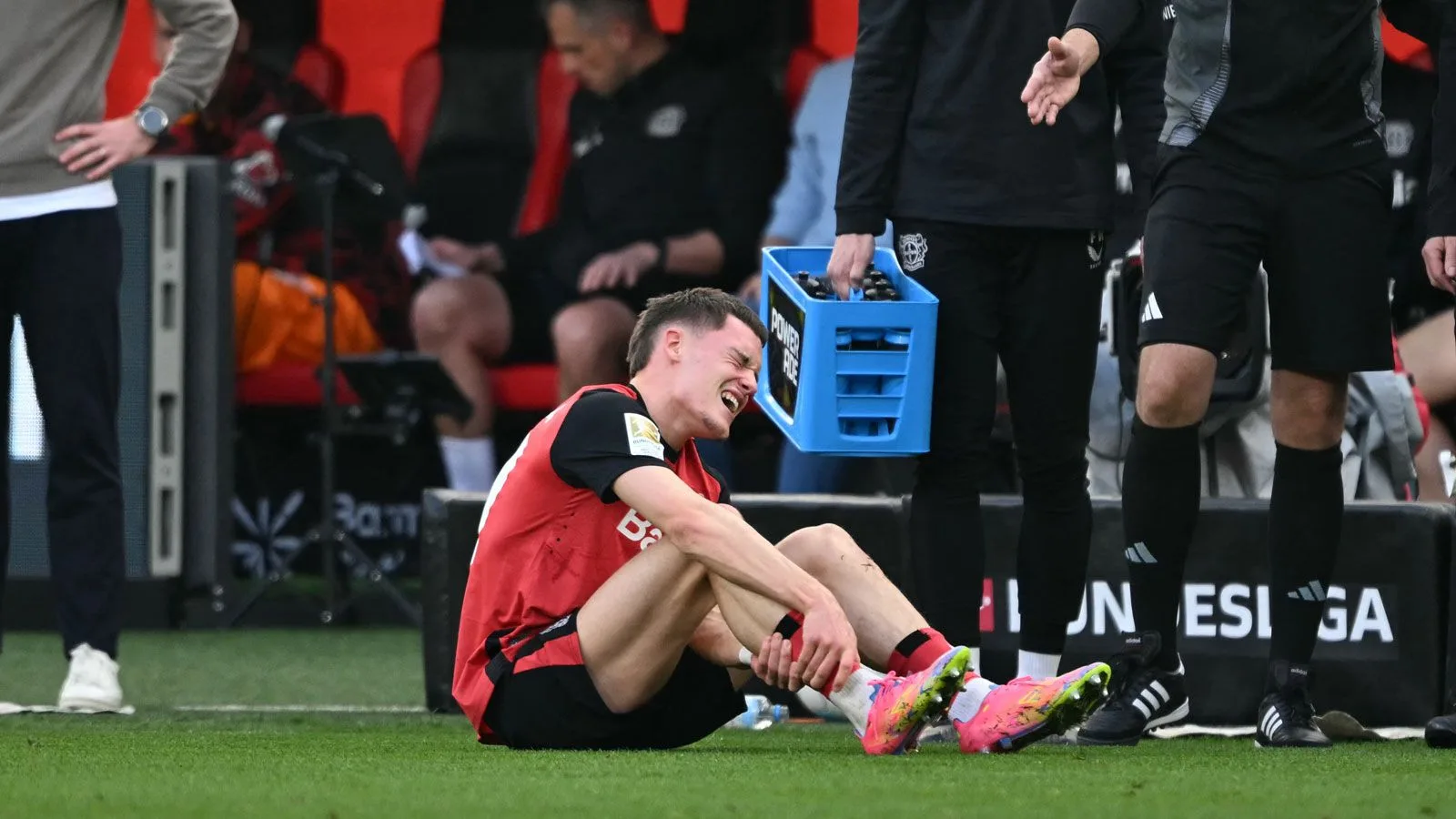 Catastrophe pour Bayer Leverkusen alors que Florian Wirtz se blesse moins de 15 minutes après s’être mis en avant un affrontement crucial de la Ligue des champions contre le Bayern Munich