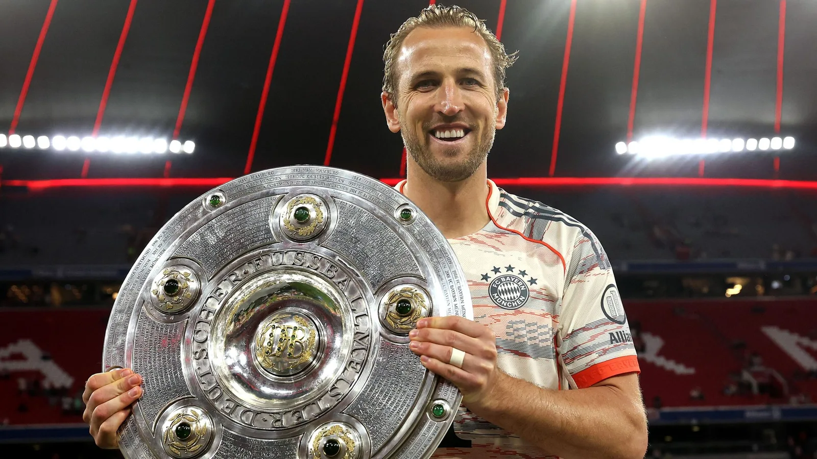 Plus d’argenterie pour Harry Kane! Le premier prix du Bayern Munich Hitman Bags Bundesliga après la saison gagnante de 26 buts