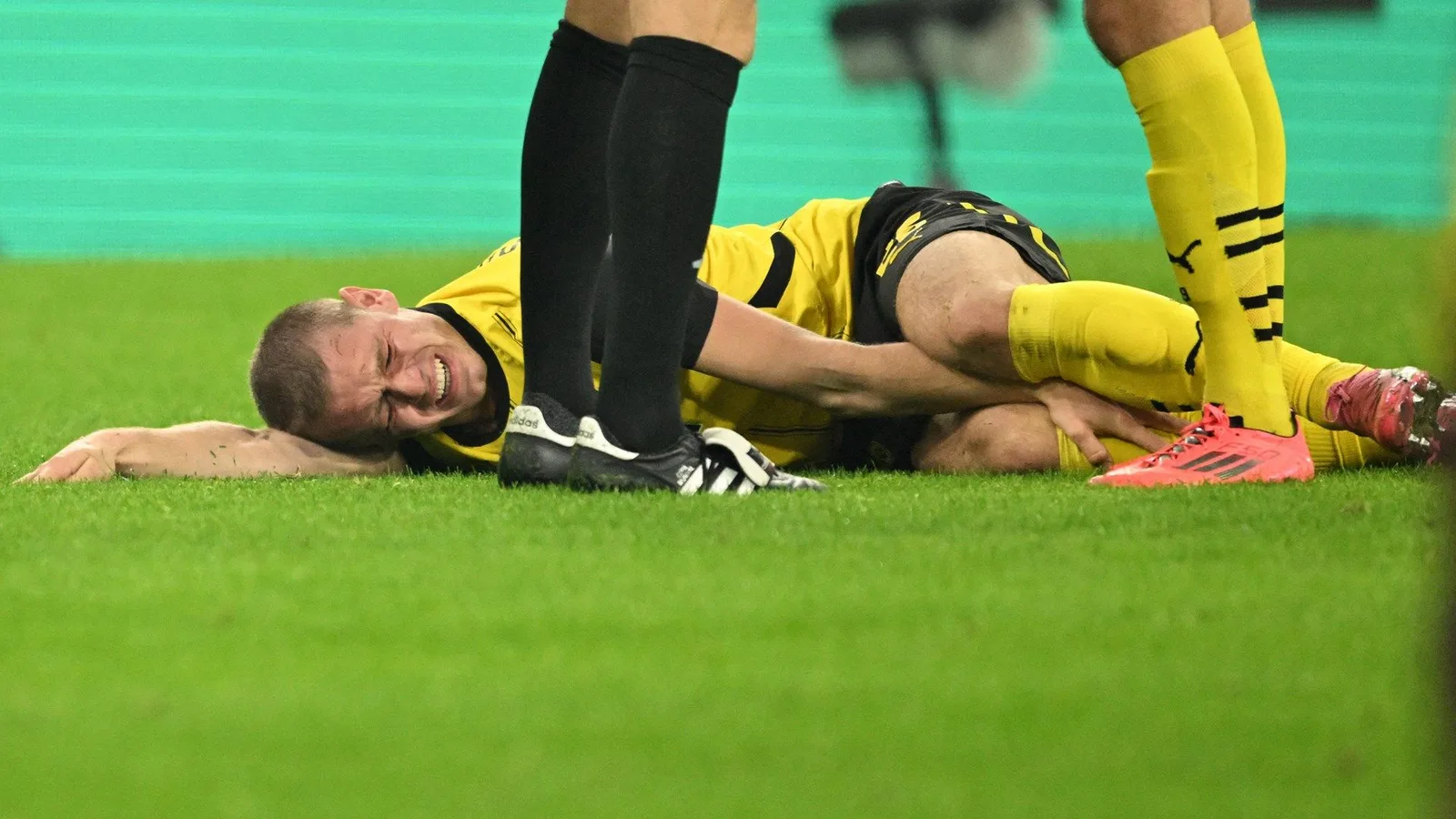 Immédiatement après la fin du match : le joueur du Borussia Dortmund a probablement dû se rendre à l’hôpital avec des lumières bleues clignotantes