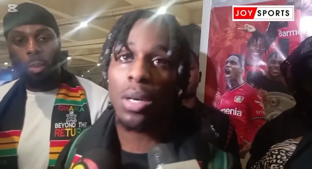 Jérémie Frimpong du Bayer Leverkusen arrive au Ghana pour une visite