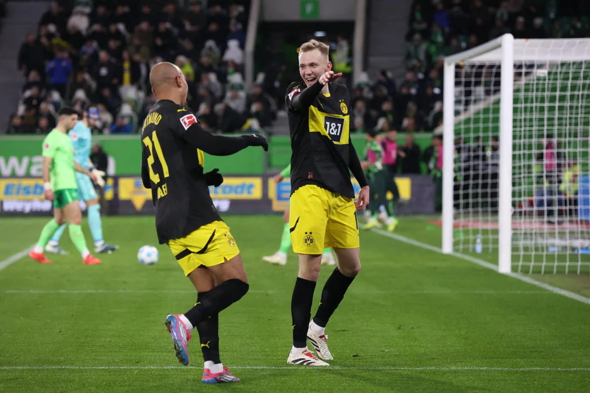 🚨Le Borussia Dortmund, composé de 10 joueurs, tient le coup face à Wolfsburg après des buts en première mi-temps