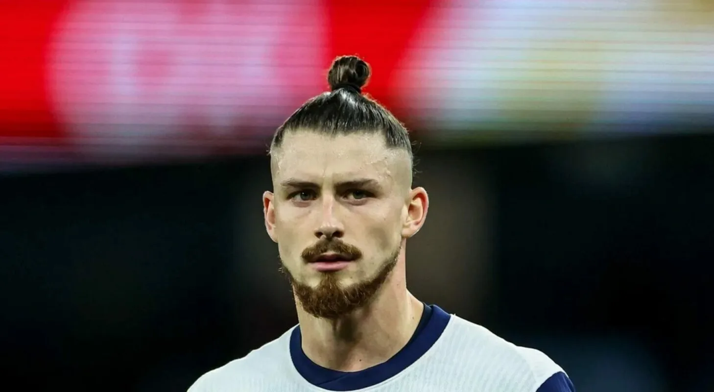 Le transfert de Radu Drăgușin au Bayern Munich, remis en discussion par l’imprésario Florin Manea. L’agent a clairement annoncé son départ de Tottenham