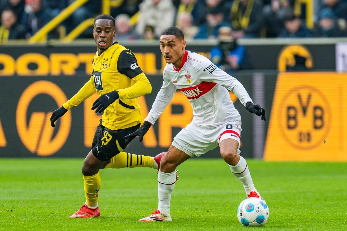 Borussia Dortmund: Bvb Flirt fait des ongles avec des têtes