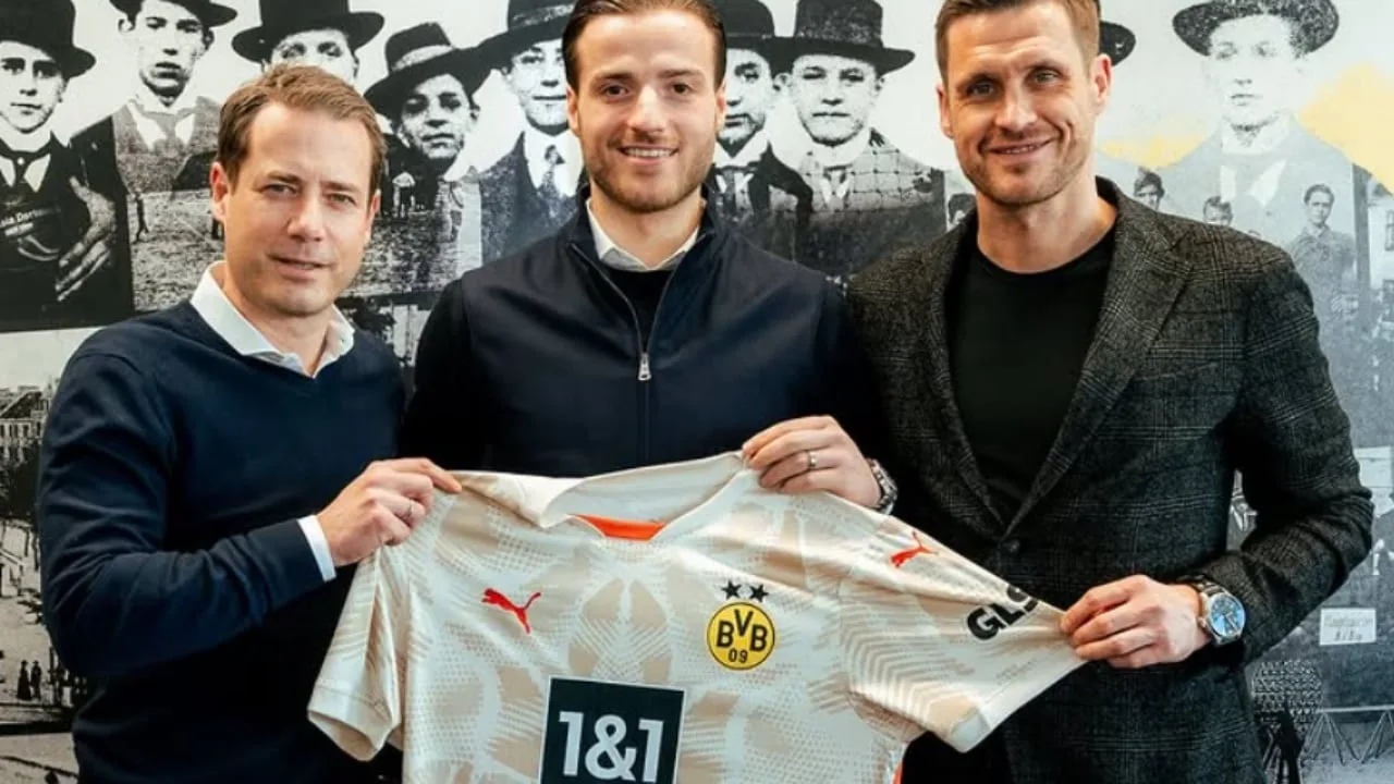 Étape officielle / grande carrière, le gardien albanais est présenté au Borussia Dortmund