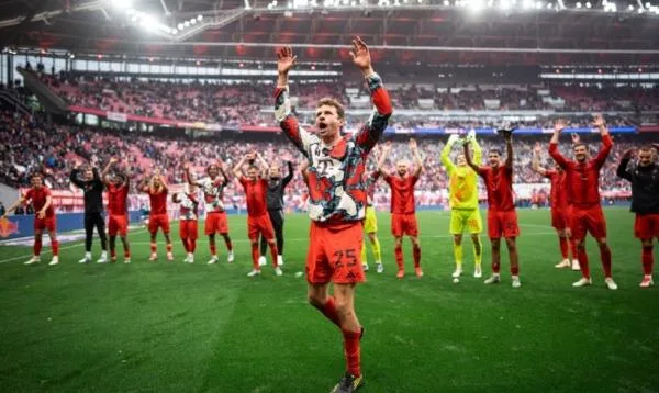 Titre clé de la ligue allemande du Bayern Munich, Harry Kane terminant le trophée
