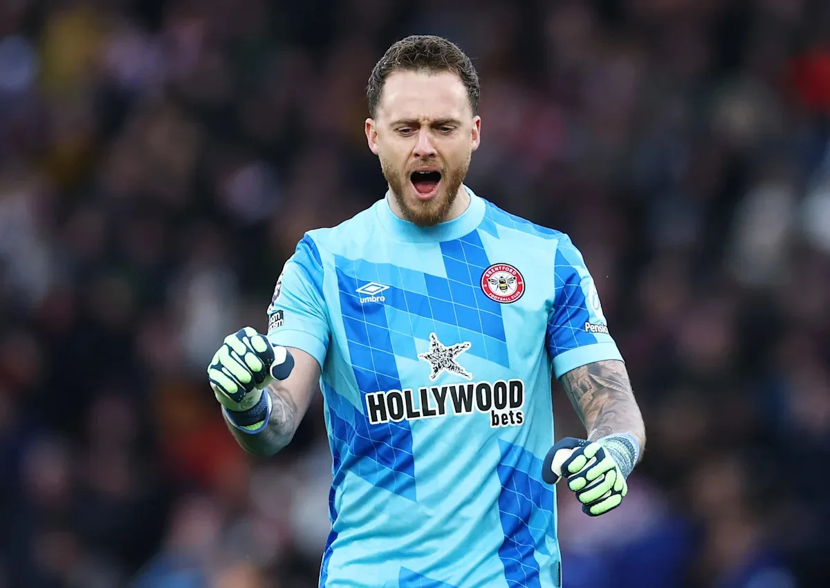 OFFICIEL | Bayer Leverkusen Seal Mark Flekken Capture