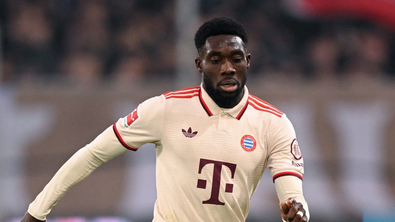 Le Bayern Munich mène toujours la bataille d’Alphonso Davies ! Les géants de la Bundesliga poursuivent les négociations avec l’arrière gauche sur un nouveau contrat malgré l’intérêt du Real Madrid et de Manchester United